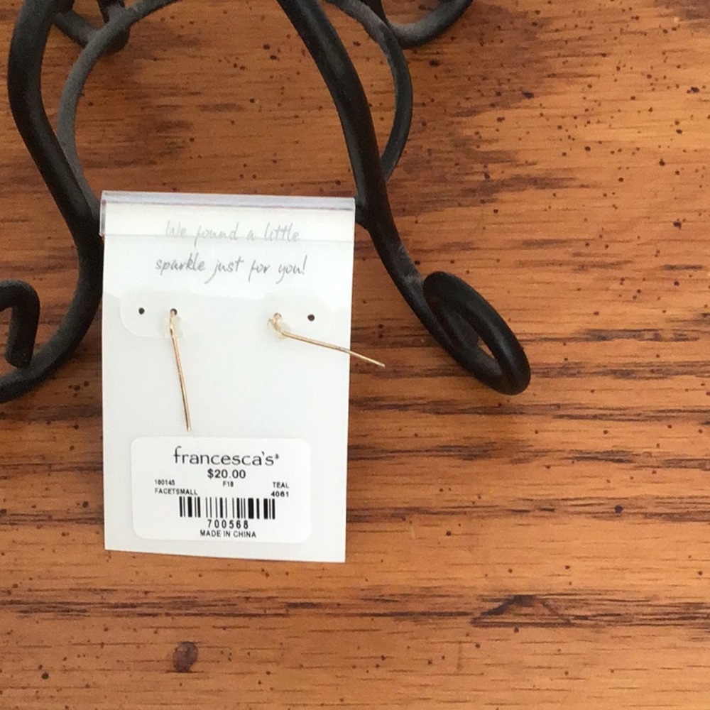 NWT  francesca’s Jade Teardrop Earrings - Picture 3 of 3